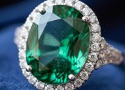 Panduan Memahami Batu Permata Hijau: Bukan Sekadar Aksesori, tapi Investasi Jalur Klenik dan Estetik
