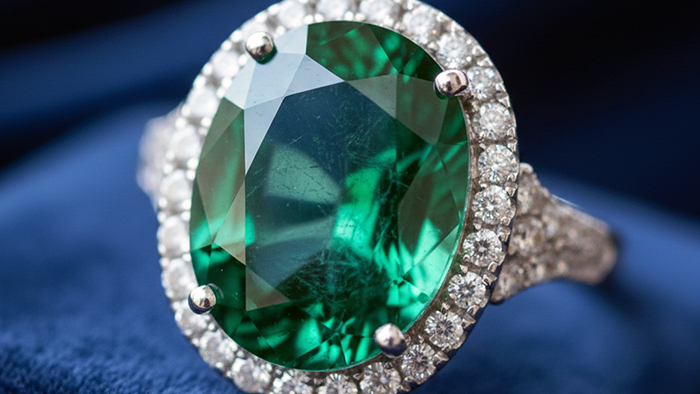 Panduan Memahami Batu Permata Hijau: Bukan Sekadar Aksesori, tapi Investasi Jalur Klenik dan Estetik